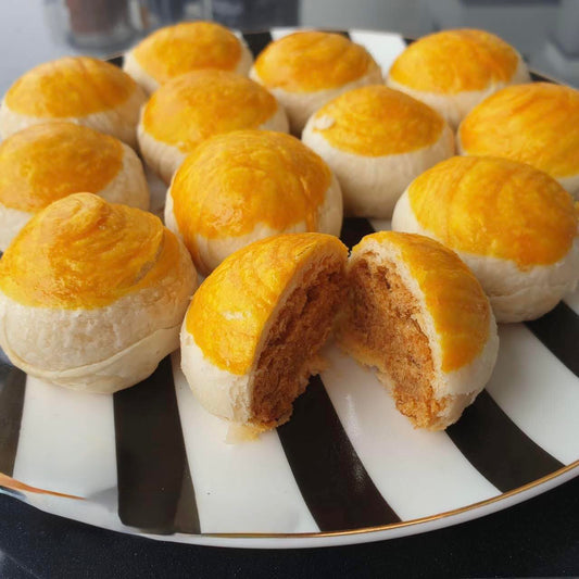 Pork floss and chili paste snack (เปี๊ยะหมูหยองพริกเผา)