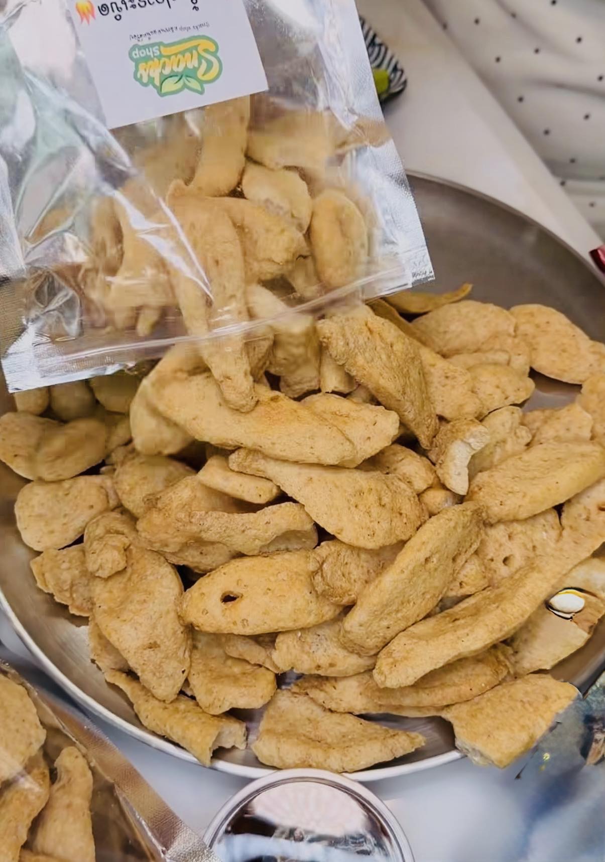 Crispy fried fish balls (ลูกชิ้นปลาระเบิดทอดกรอบ)