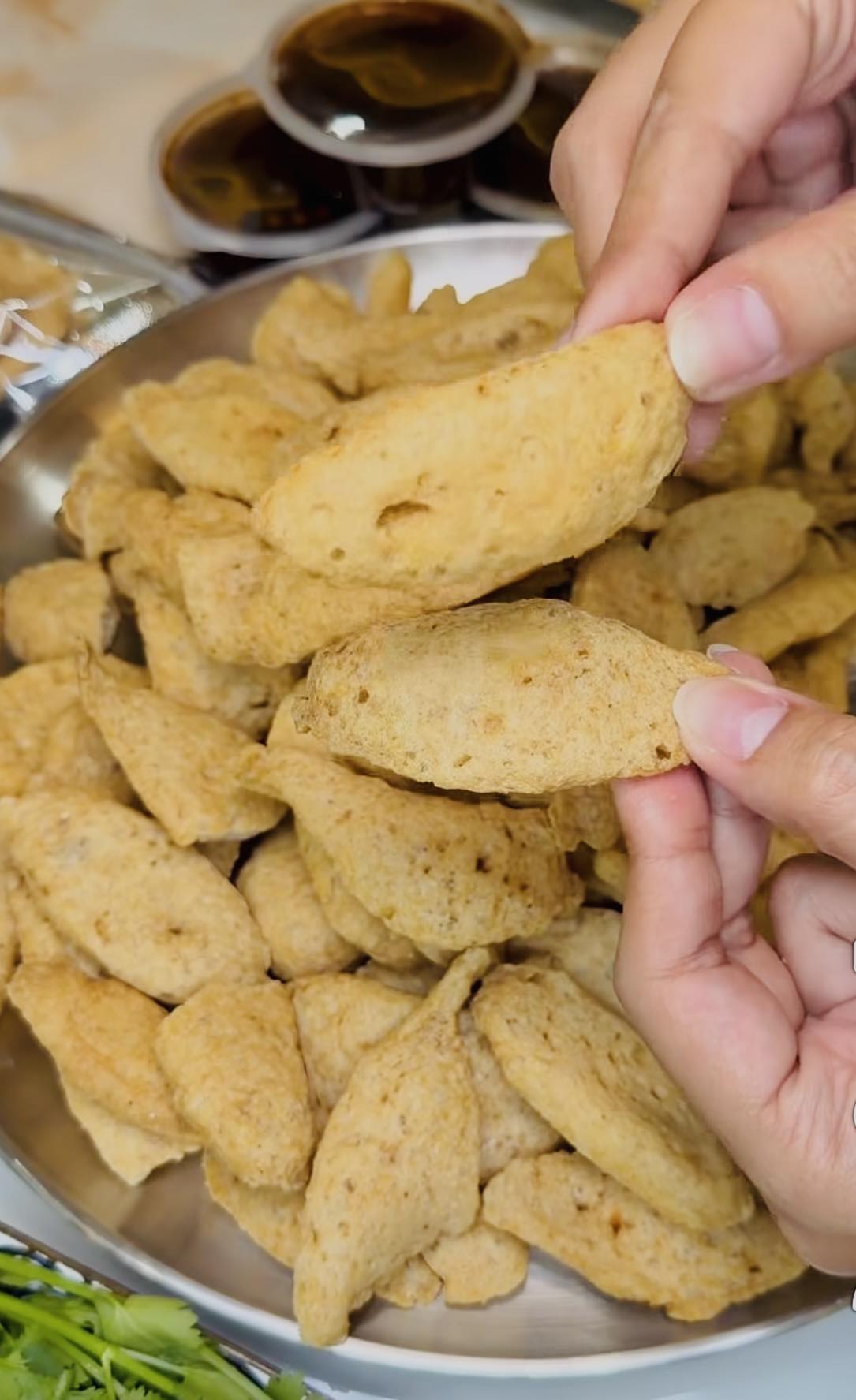 Crispy fried fish balls (ลูกชิ้นปลาระเบิดทอดกรอบ)